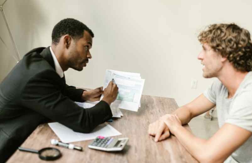 Sur quelle base est calculée l'indemnité de licenciement ? TV DROIT